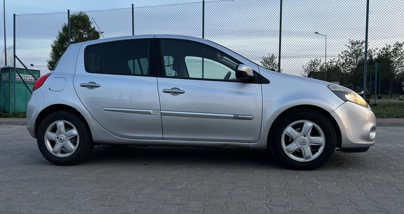 Renault Clio cena 14300 przebieg: 245000, rok produkcji 2009 z Nasielsk małe 301